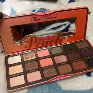 Too faced sweet peach Pallete